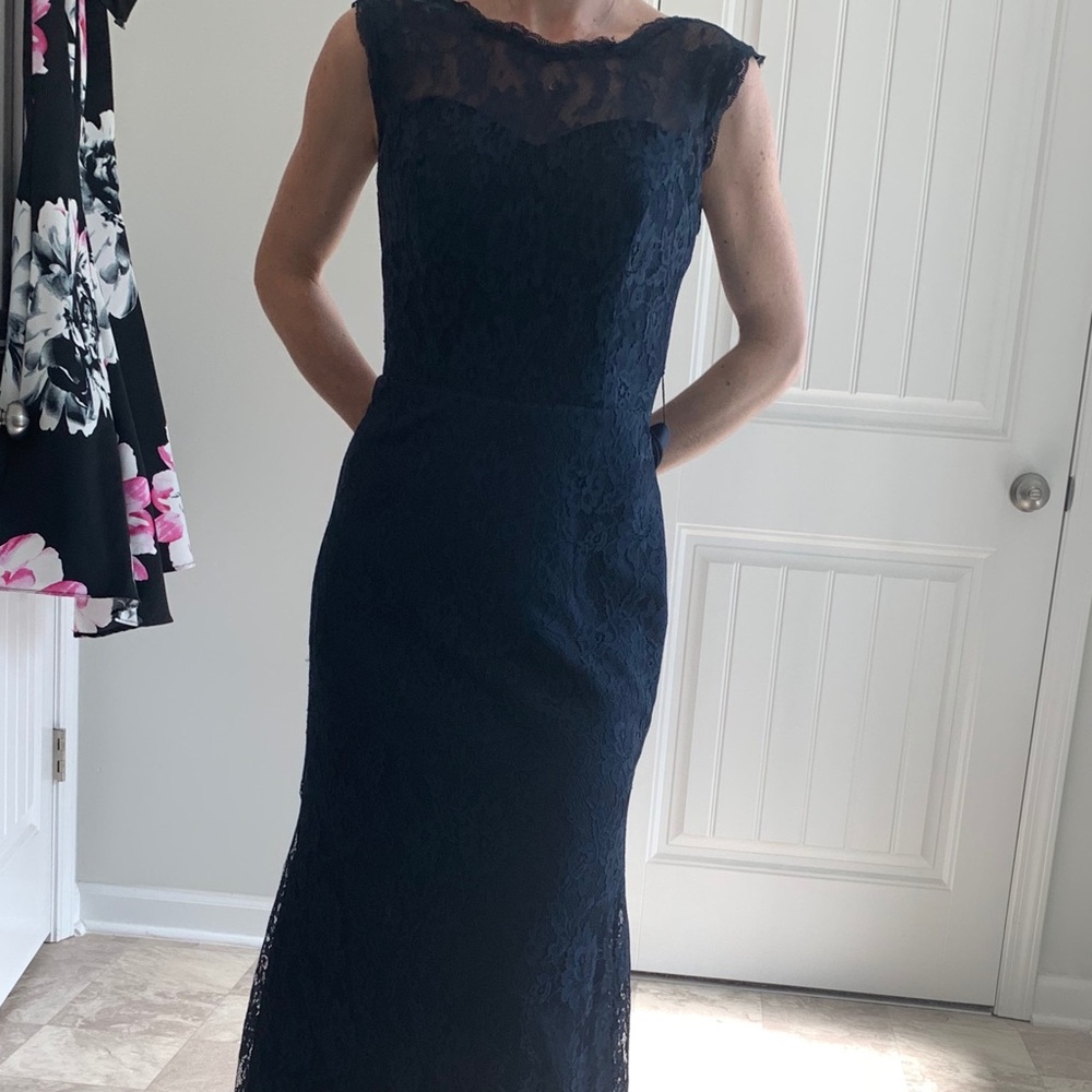 Beautiful lace gown with open back - Picture 3 of 7